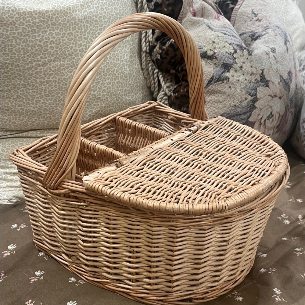 Picnic basket w/divided storage - Picture 3 of 7